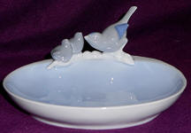 5371 Mother and Baby Bird on edge of trinket dish