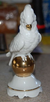 5521 Parrot on Gold Ball
