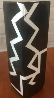 7112-2-vases-black-geometric-Karina Steffen